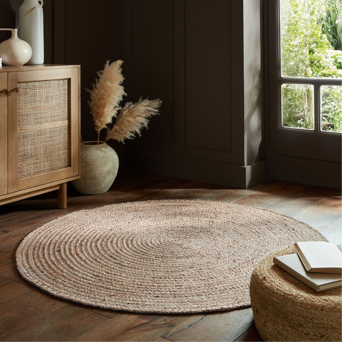 Tapis en jute dans un salon bohème", "Entretien régulier d’un tapis en jute