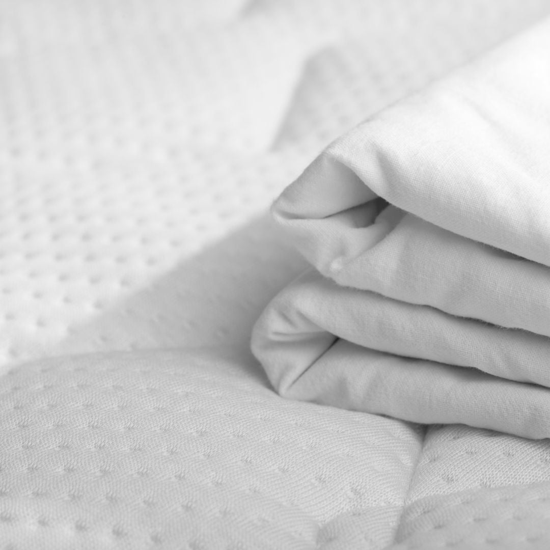 Comment plier un drap housse rapidement quand on est tout seul ?