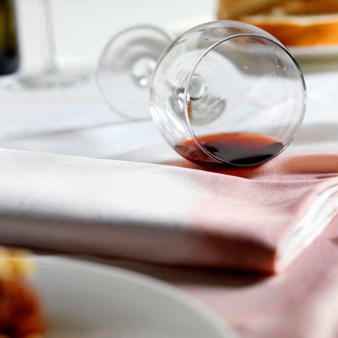 Comment enlever une tache de vin rouge facilement et efficacement sur une nappe