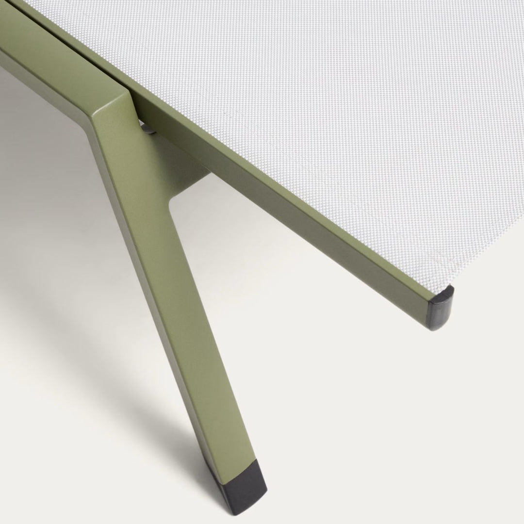 Lot de 2 Bains de soleil empilable Kave Home Capraia en aluminium vert et textilène beige.
