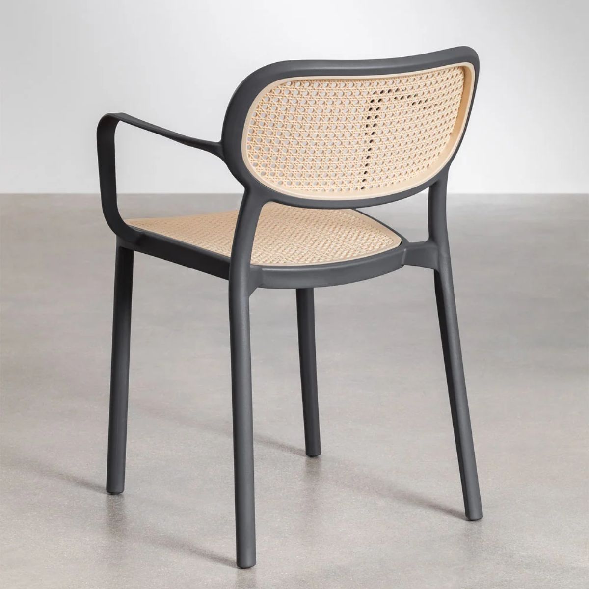 Lot de 4 chaises de jardin SKLUM empilables avec accoudoirs en polypropylène Omara