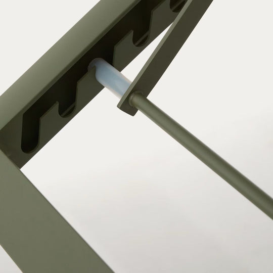 Lot de 2 Bains de soleil empilable Kave Home Capraia en aluminium vert et textilène beige.