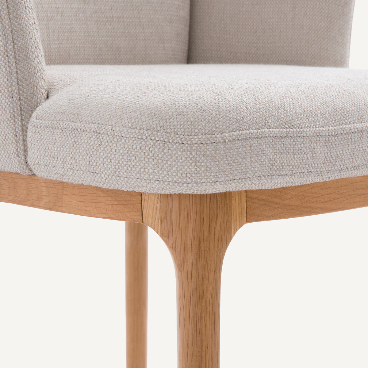 Fauteuil AM.PM avec pied chêne et tissu natté Jabote