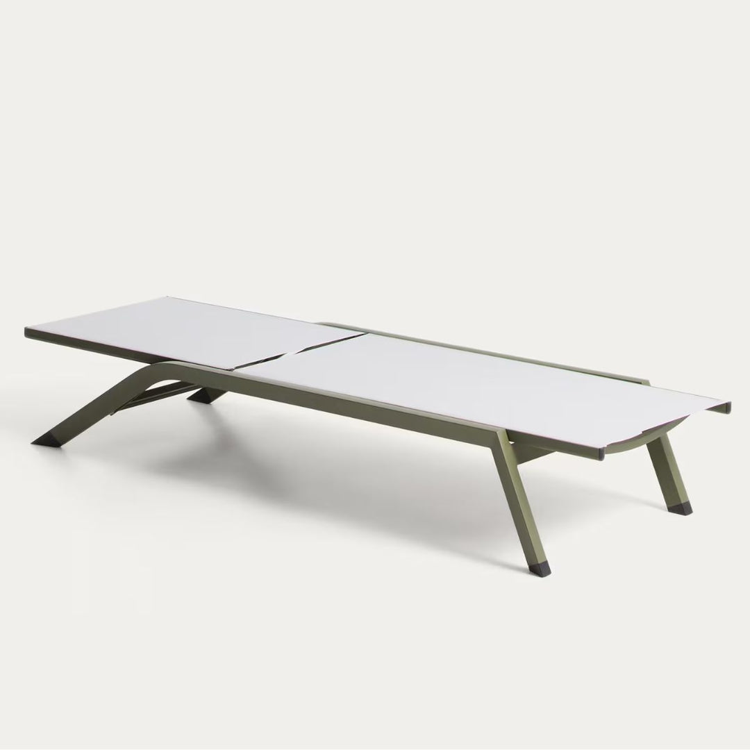 Lot de 2 Bains de soleil empilable Kave Home Capraia en aluminium vert et textilène beige.
