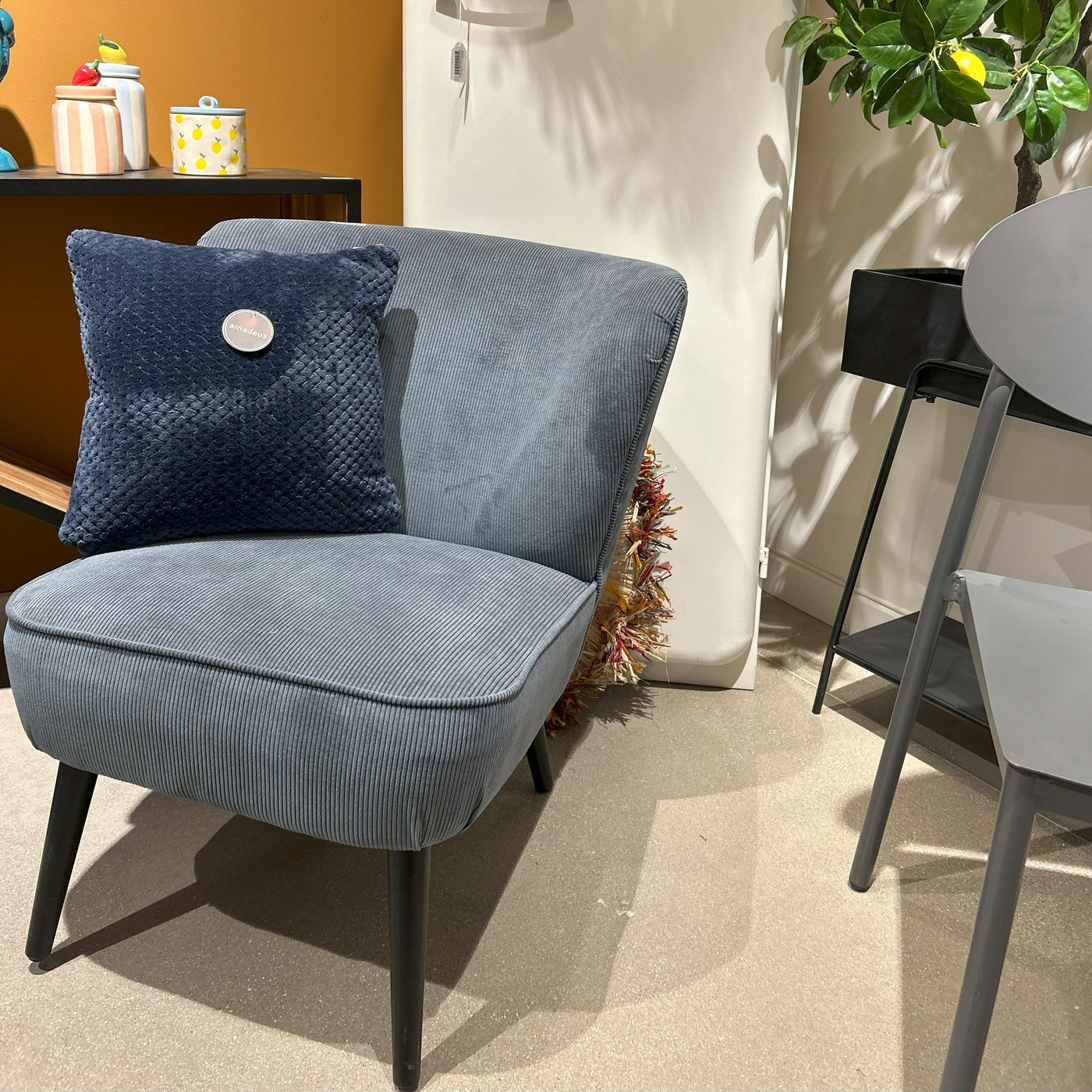 Lot de 2 fauteuils coquille côtelé en velours et bois