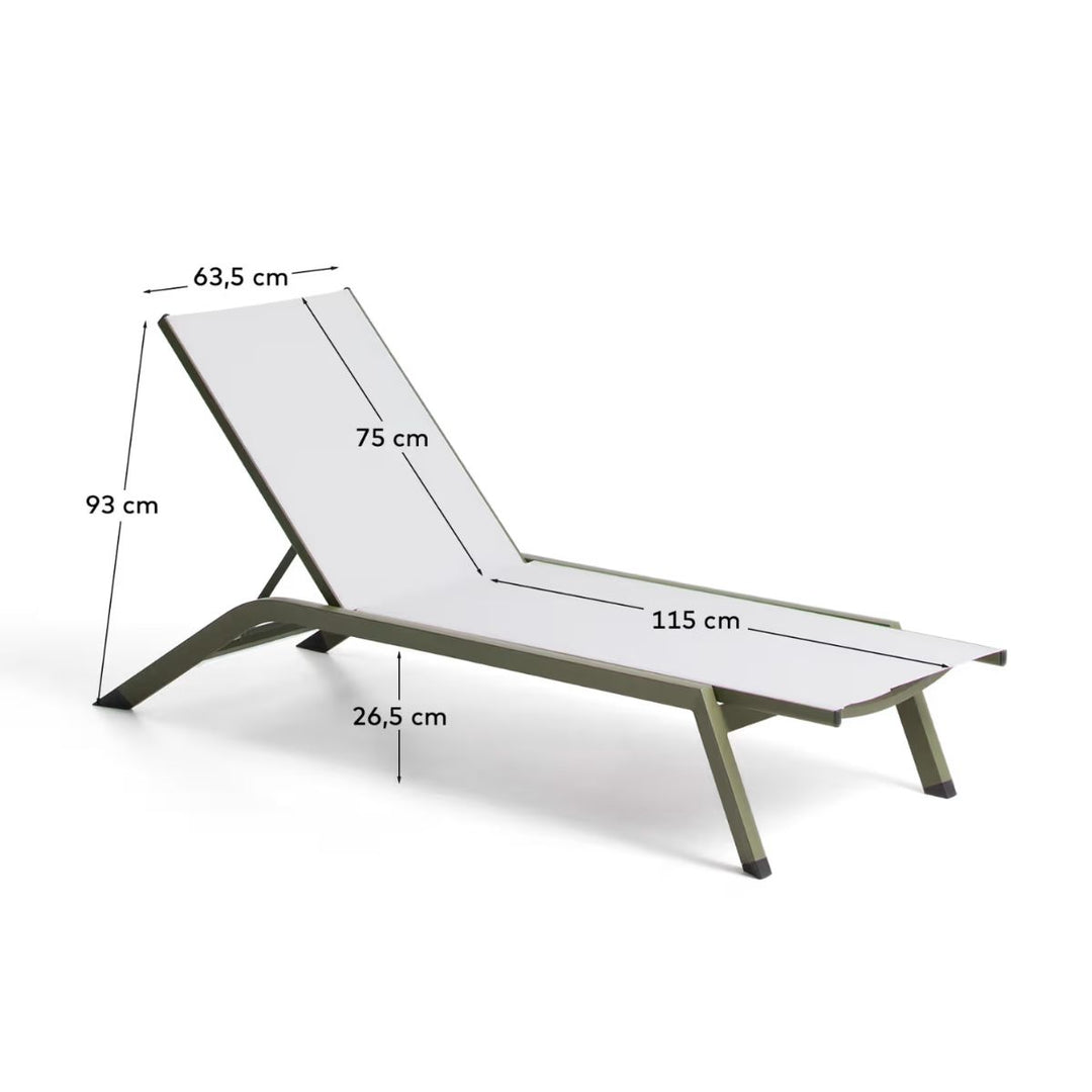 Lot de 2 Bains de soleil empilable Kave Home Capraia en aluminium vert et textilène beige.