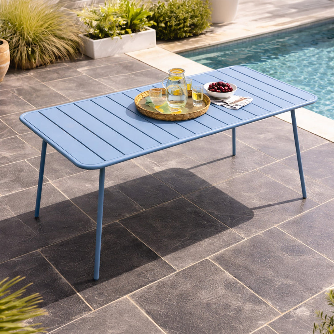 table-acier-bleu-6-8-places-exterieur-bergame-ambiance-2-concept-usine
