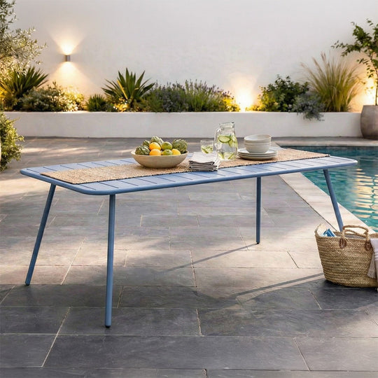 table-acier-bleu-6-8-places-exterieur-bergame-ambiance-3-concept-usine
