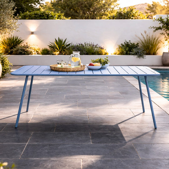 table-acier-bleu-6-8-places-exterieur-bergame-ambiance-face-concept-usine