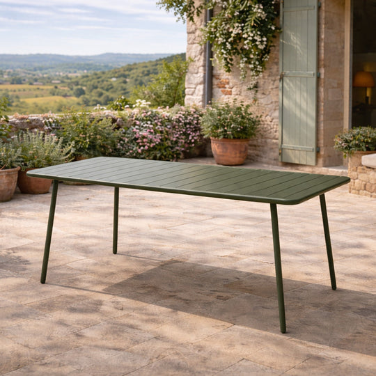 table-acier-vert-6-8-places-exterieur-bergame-ambiance-3-concept-usine