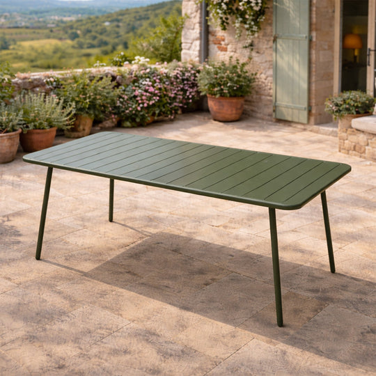 table-acier-vert-6-8-places-exterieur-bergame-ambiance-4-concept-usine