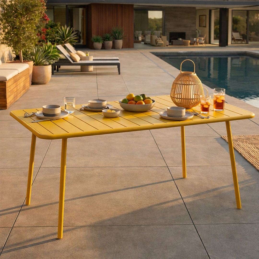 table-acier-jaune-6-8-places-exterieur-bergame-ambiance-2-concept-usine