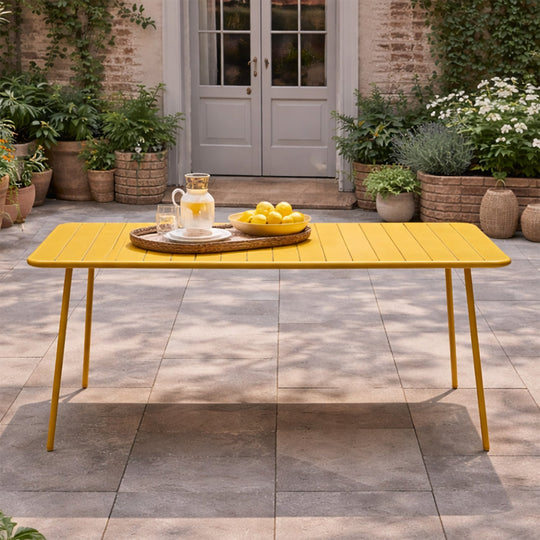 table-acier-jaune-6-8-places-exterieur-bergame-ambiance-4-concept-usine