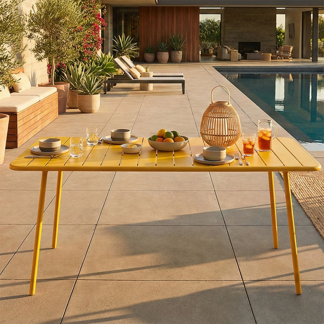 table-acier-jaune-6-8-places-exterieur-bergame-ambiance-concept-usine