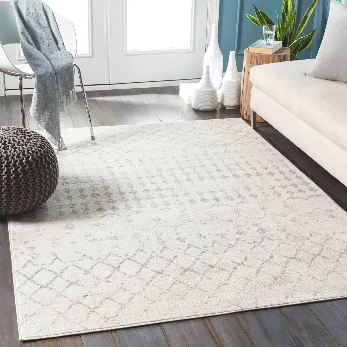 Tapis SURYA Sofia berbère, motif treillis de losanges gris sur fond blanc cassé