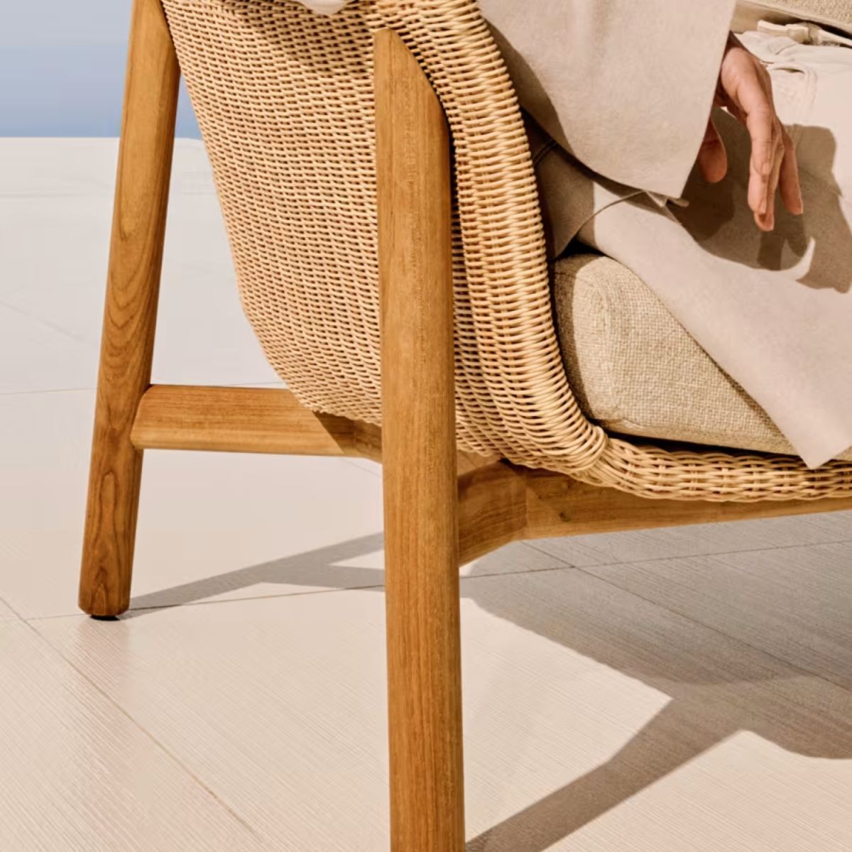 Canapé Galea Kave Home 3 places en bois de teck et rotin synthétique 223 cm FSC 100 %