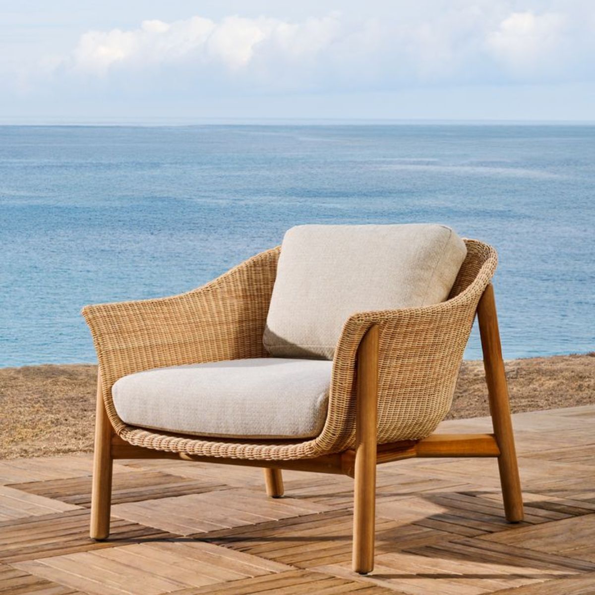 Fauteuil Galea KAVE HOME en bois de teck et rotin synthétique FSC 100 %