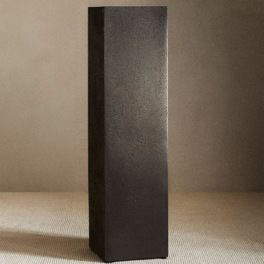 Zara Home- Socle allongé en métal en forme de prisme.