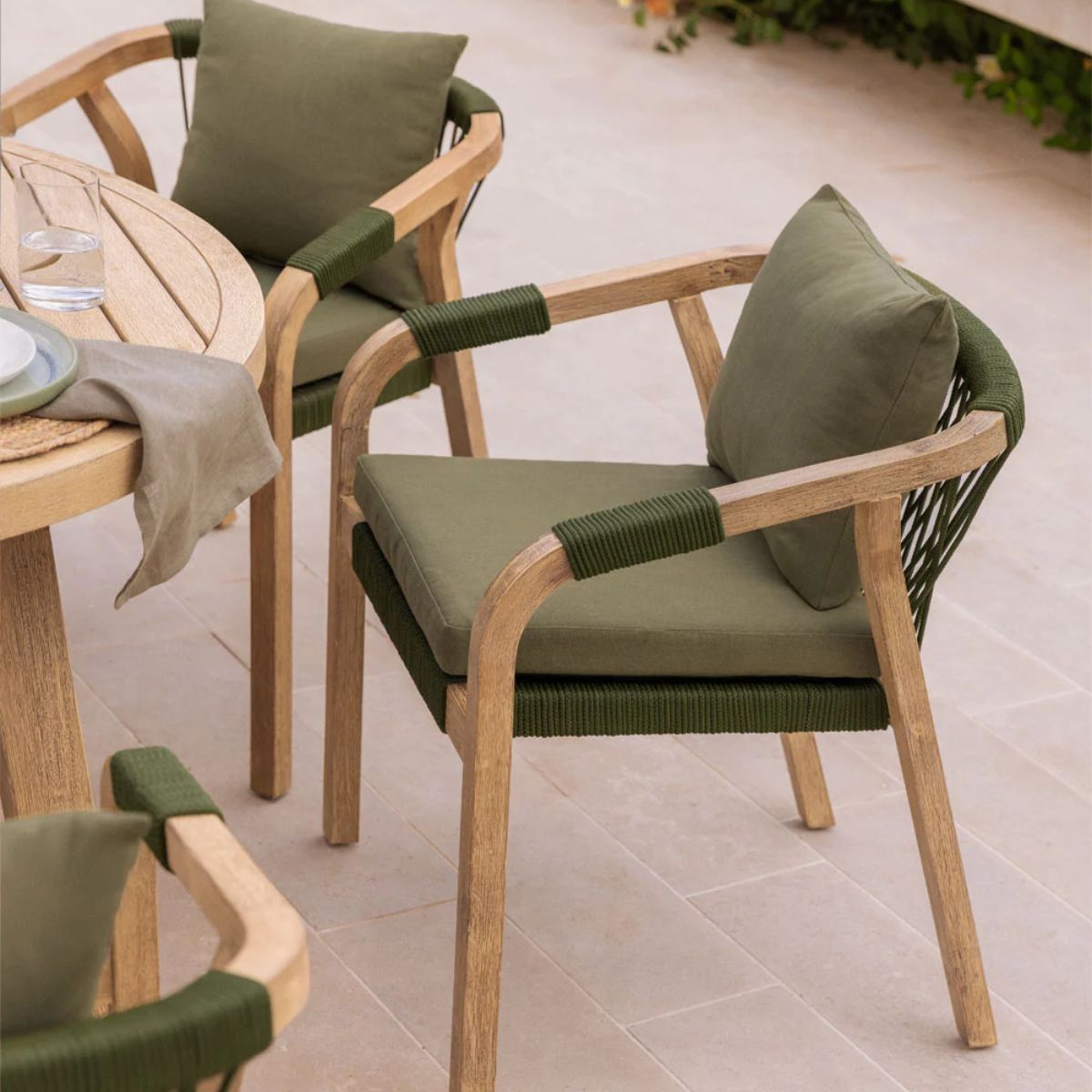 Lot de 2 Chaises SKLUM de Jardin avec Accoudoirs en Bois d'Acacia Dubaï
