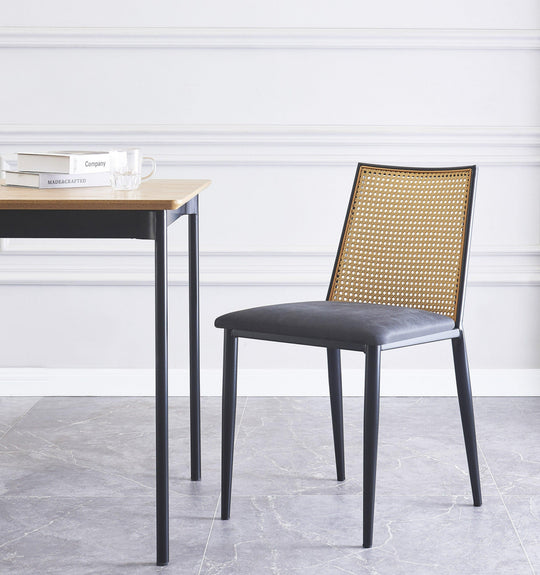 Lot de 2 chaises en métal et cannage avec assise en simili noir