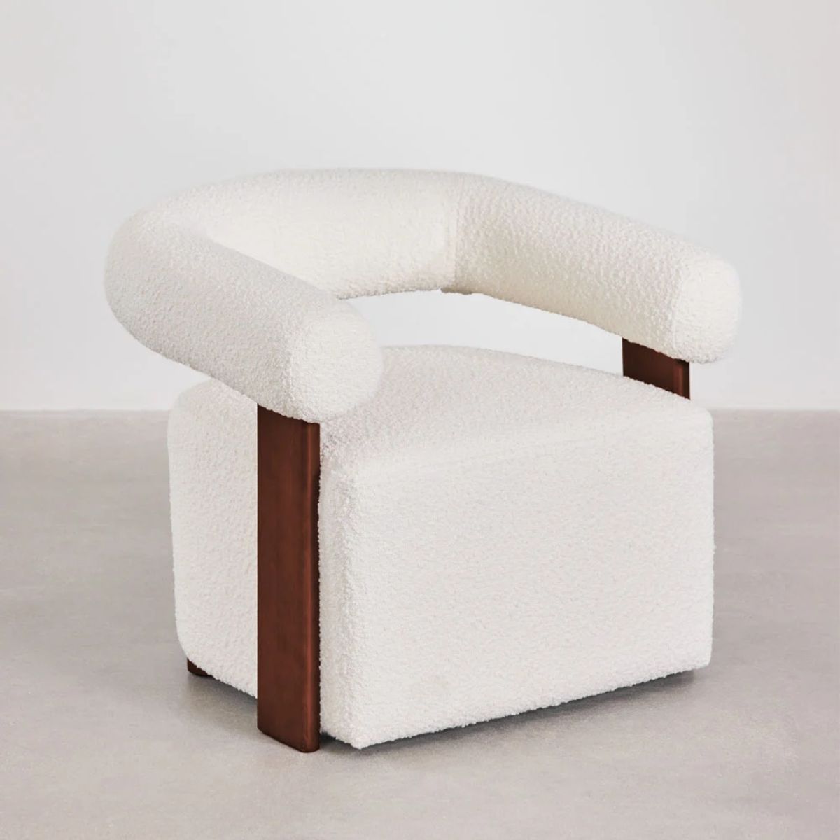 Fauteuil SKLUM en tissu bouclé et bois d'hévéa Mauro