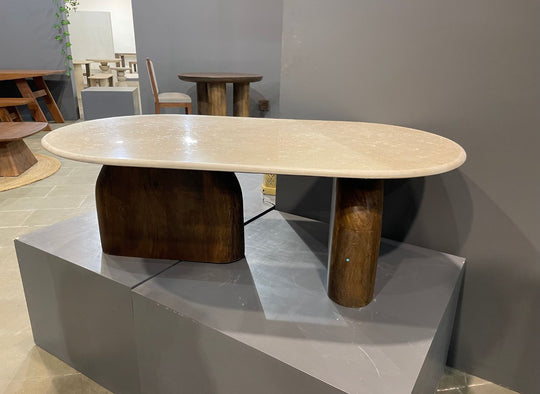 Table basse design en bois massif et travertin