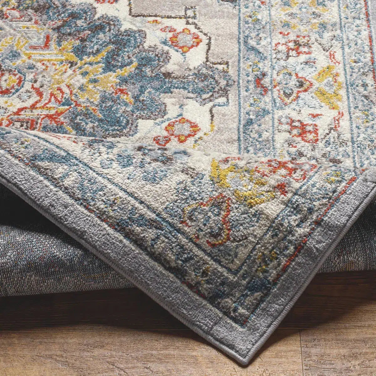 Tapis SURYA Jade oriental, médaillon bleu foncé, touches rouille et moutarde sur fond gris, vue 2