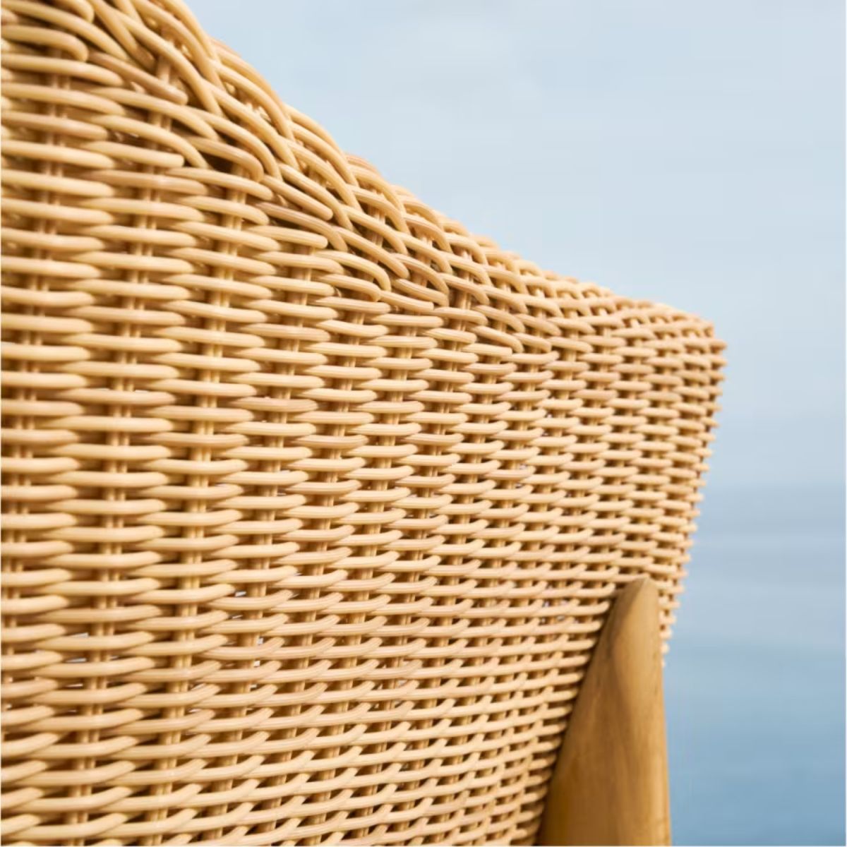 Fauteuil Galea KAVE HOME en bois de teck et rotin synthétique FSC 100 %