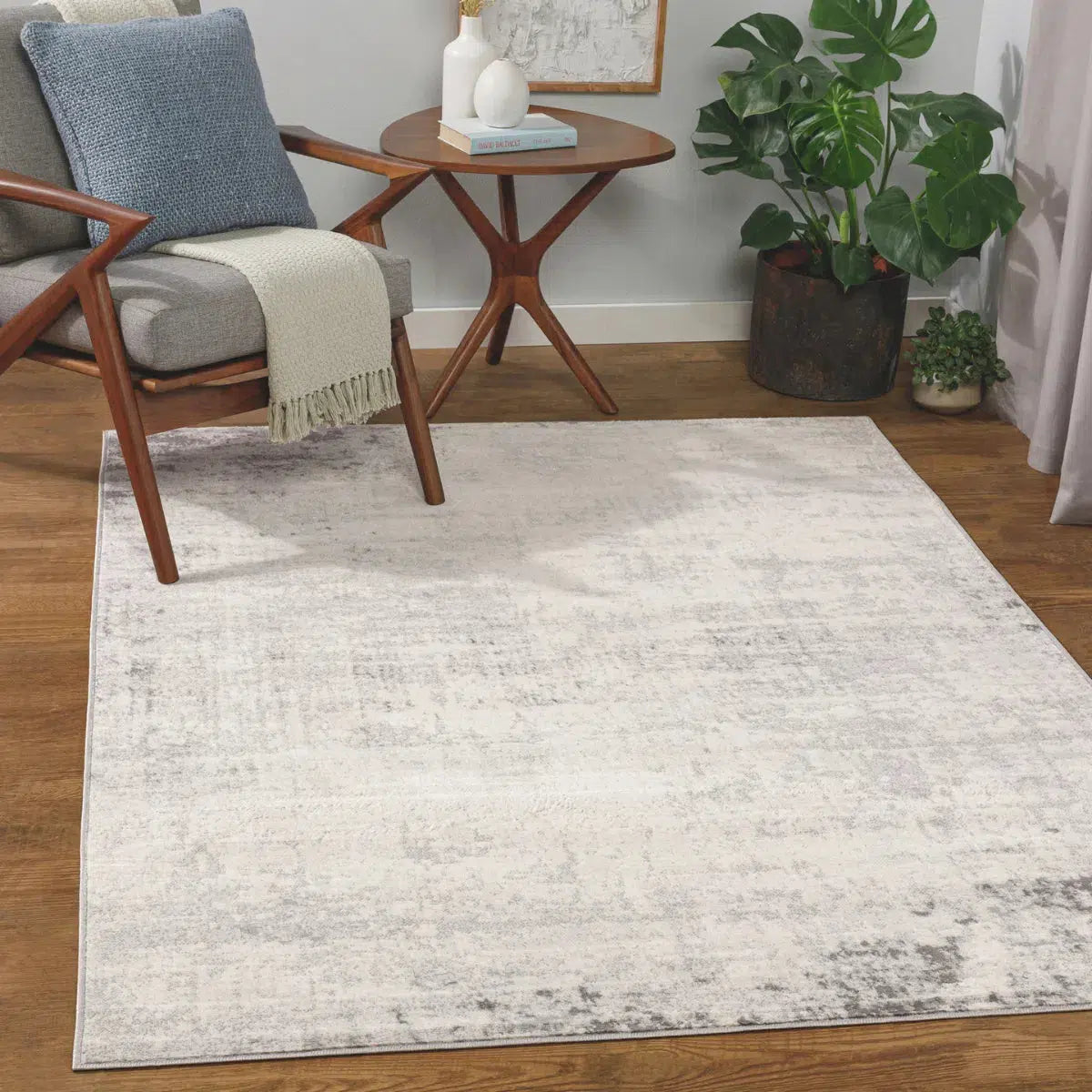 Tapis SURYA Alix moderne, motif abstrait patiné gris et anthracite sur fond blanc cassé