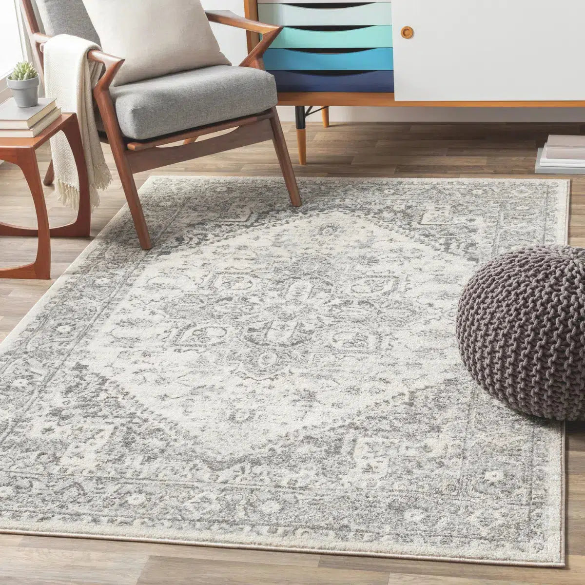 Tapis SURYA Farah vintage oriental, médaillon délavé gris et blanc cassé