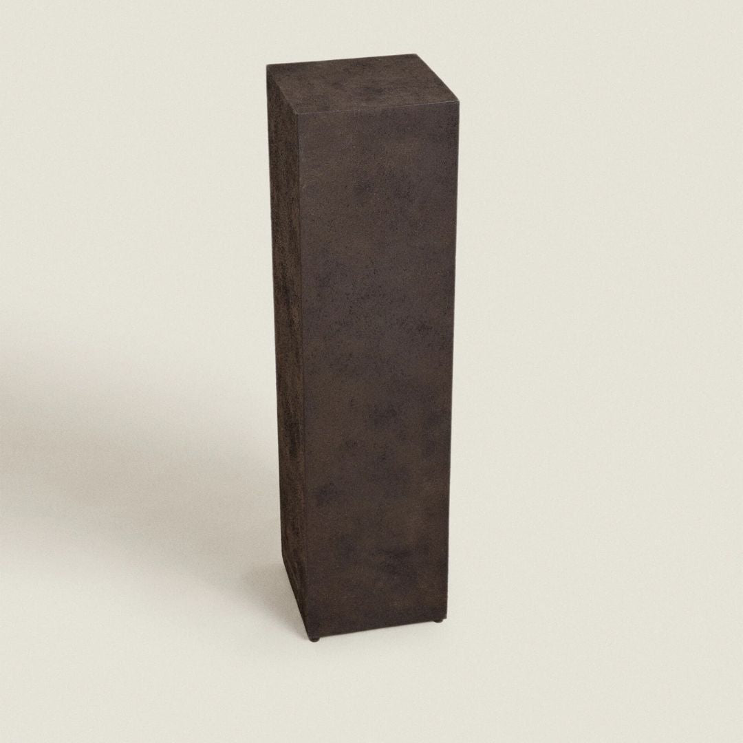 Zara Home- Socle allongé en métal en forme de prisme.