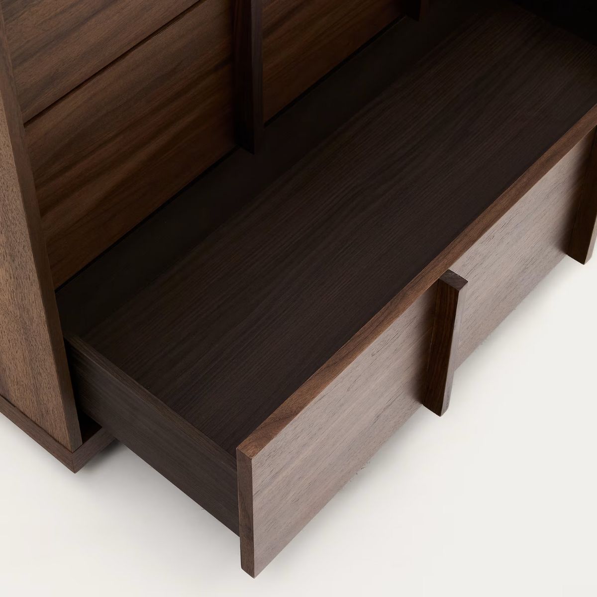 Kave Home- Commode Onix 3 tiroirs en placage de noyer finition foncée 100 x 78 cm