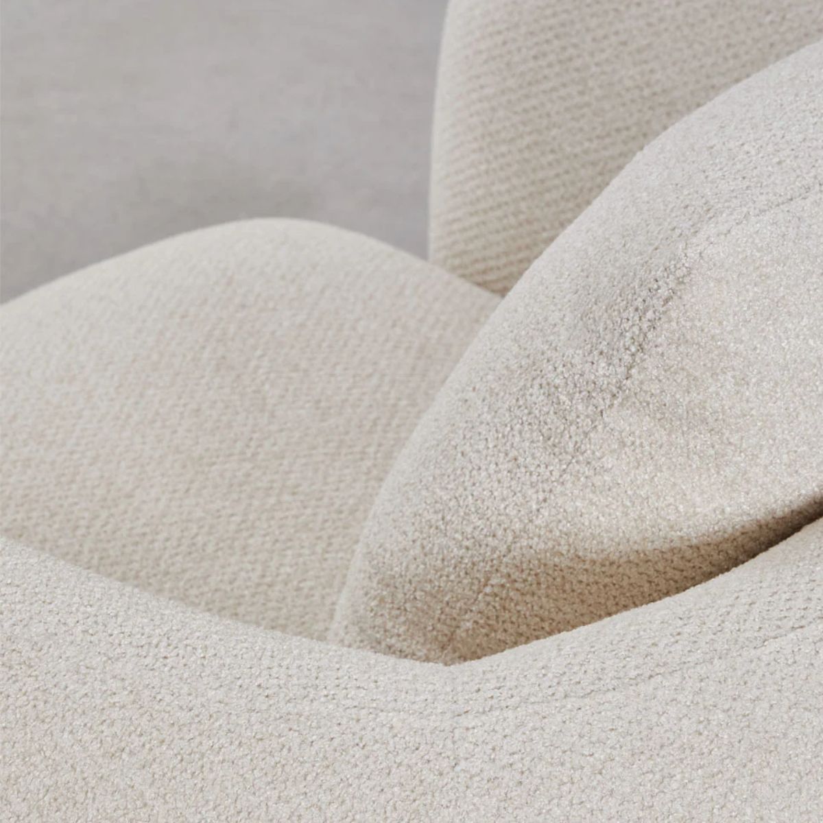 Fauteuil SKLUM Coco en tissu chenille epais blanc