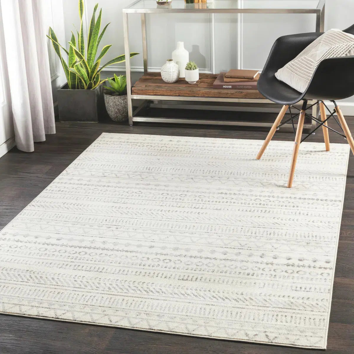 Tapis SURYA Bianca scandinave, motif géométrique en bandes grises sur fond blanc cassé
