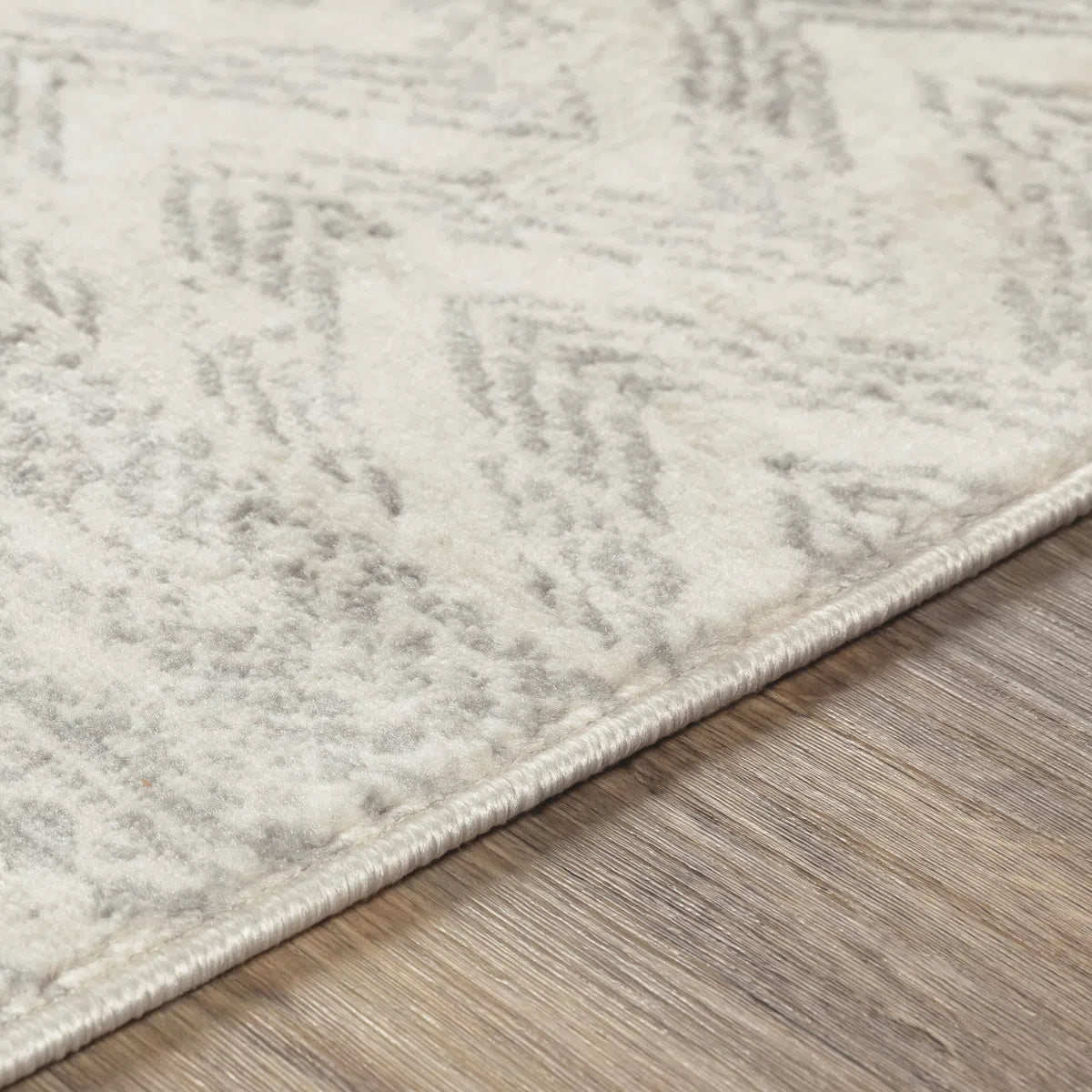 Tapis SURYA Louna scandinave, motif chevrons et frise losangée blanc cassé et gris, vue 3