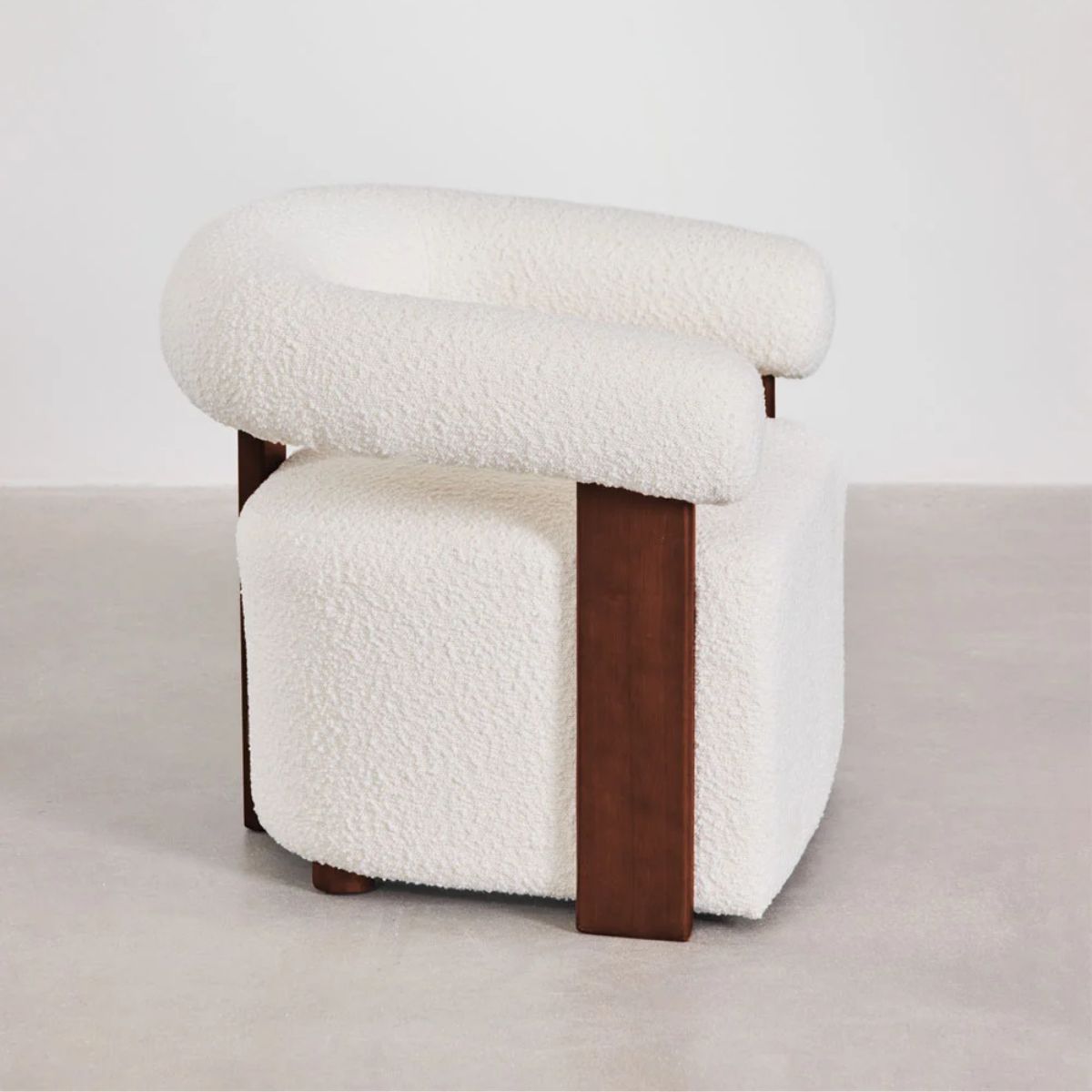 Fauteuil SKLUM en tissu bouclé et bois d'hévéa Mauro