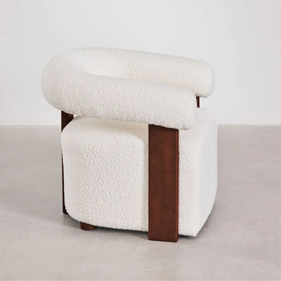 Fauteuil SKLUM en tissu bouclé et bois d'hévéa Mauro