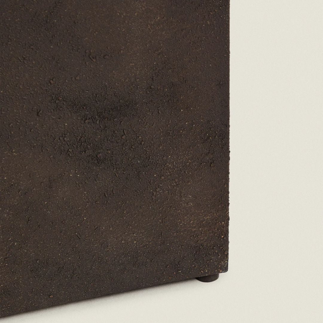 Zara Home- Socle allongé en métal en forme de prisme.