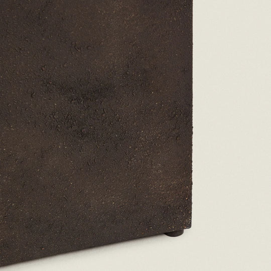 Zara Home- Socle allongé en métal en forme de prisme.