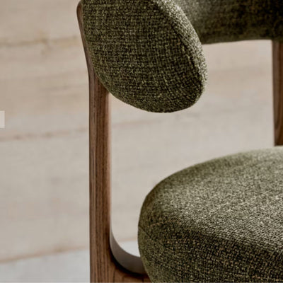 Lot de 4 Chaises Granite KAVE HOME en tissu chenille vert et bois de frêne finition noyer FSC 100%