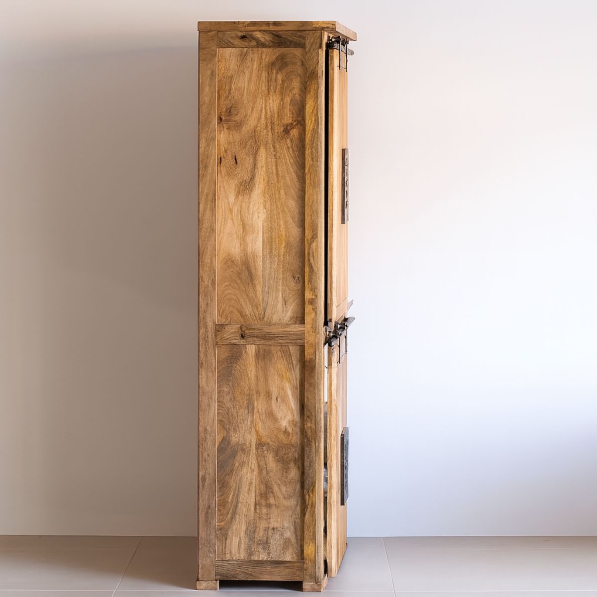 Armoire SKLUM à 2 portes coulissantes en bois de manguier Uain