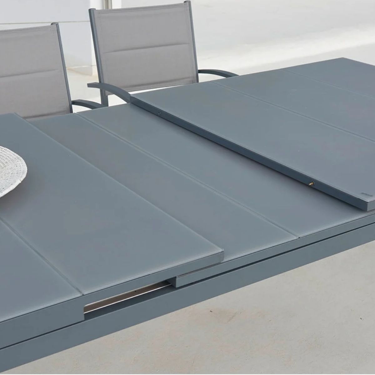 Table de Jardin HYBA Extensible 180/240x100cm en Aluminium Gris foncé et Verre Canberra