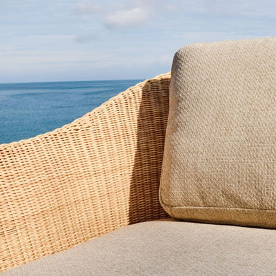 Fauteuil Galea KAVE HOME en bois de teck et rotin synthétique FSC 100 %