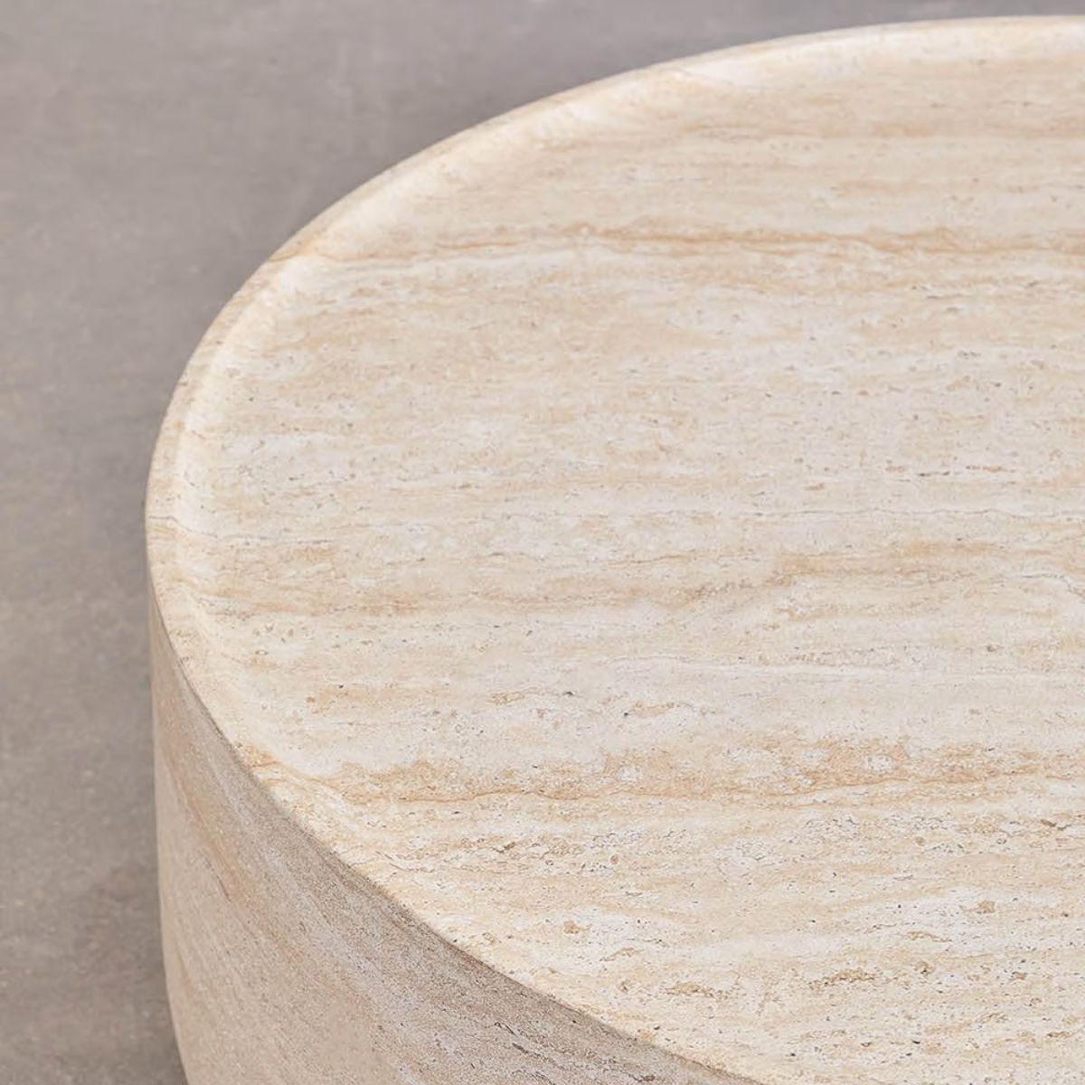 Table basse ronde SKLUM Ø80 cm en aspect ciment travertin Darwys