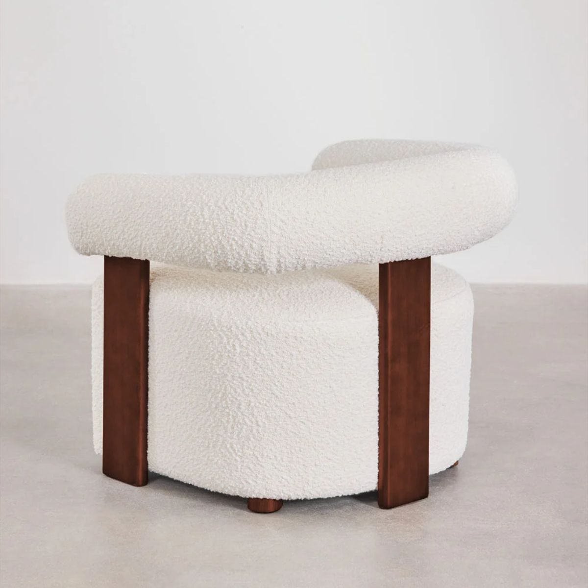 Fauteuil SKLUM en tissu bouclé et bois d'hévéa Mauro