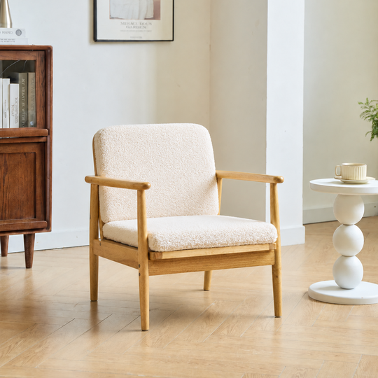 Fauteuil de salon Nordlys en bois massif et bouclettes blanches SURABAYA