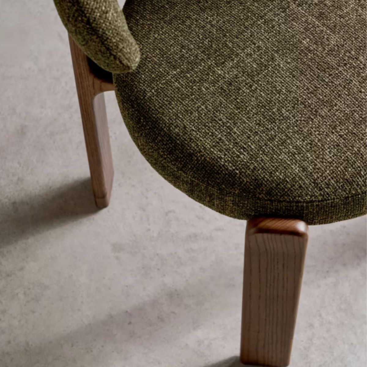 Lot de 4 Chaises Granite KAVE HOME en tissu chenille vert et bois de frêne finition noyer FSC 100%