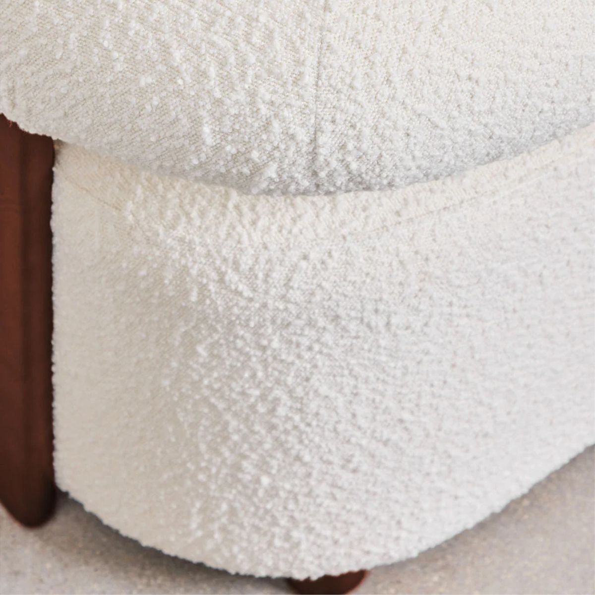 Fauteuil SKLUM en tissu bouclé et bois d'hévéa Mauro