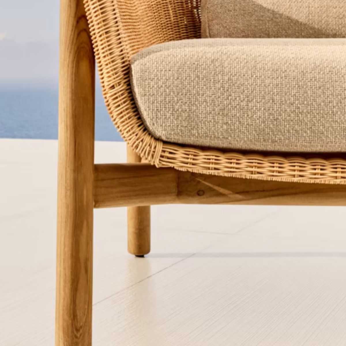 Fauteuil Galea KAVE HOME en bois de teck et rotin synthétique FSC 100 %