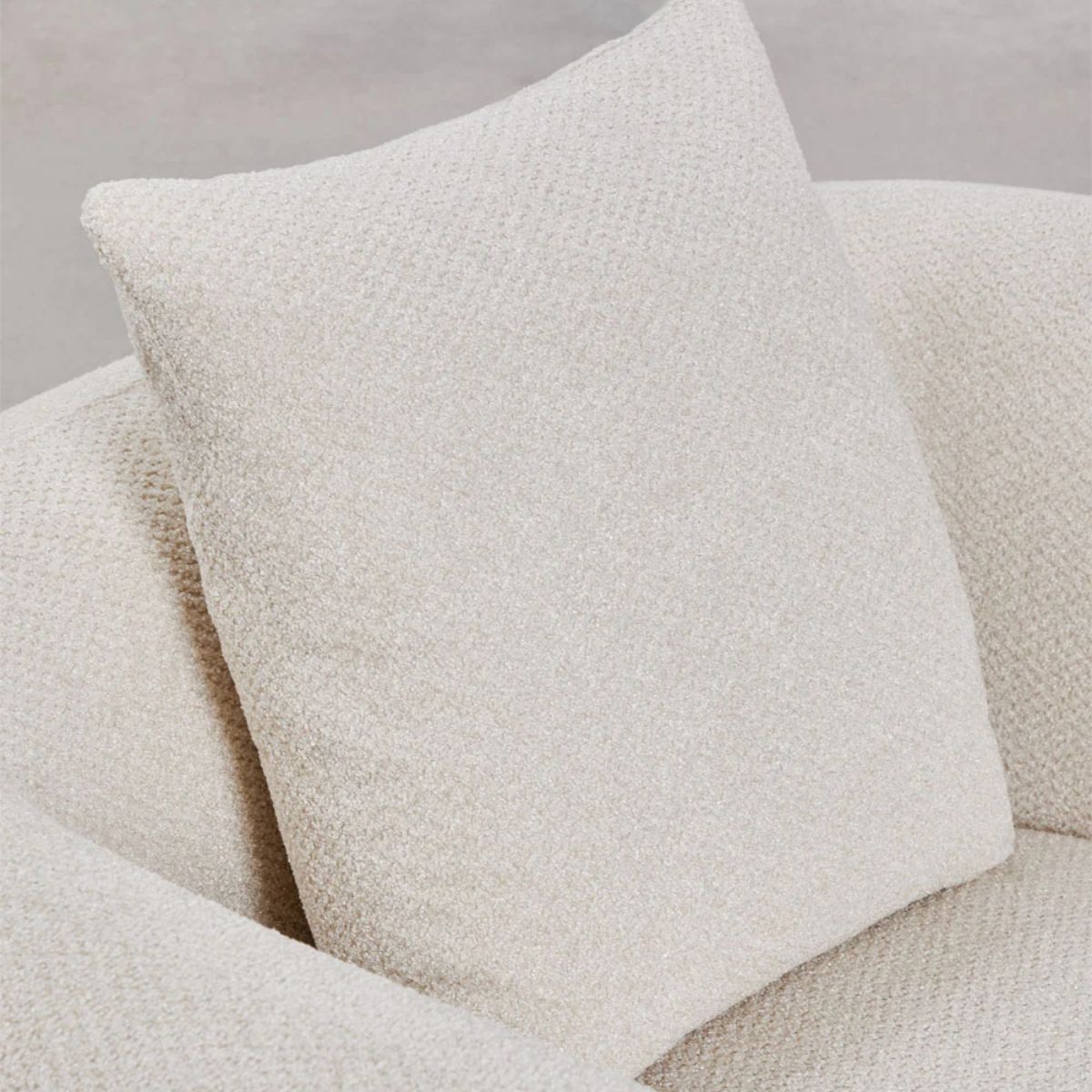 Fauteuil SKLUM Coco en tissu chenille epais blanc